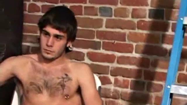 мужик дрочит в гараже и кончает