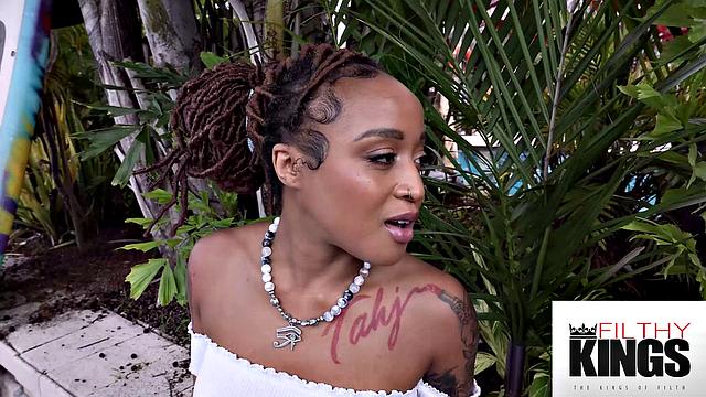 Эбони красотка шутит, пока bbc раздвигает ей попку