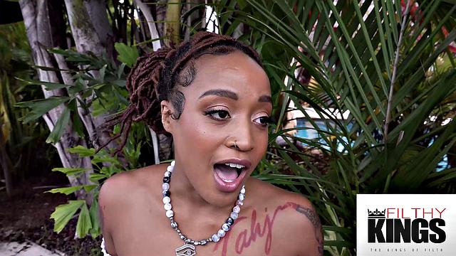 Эбони красотка шутит, пока bbc раздвигает ей попку