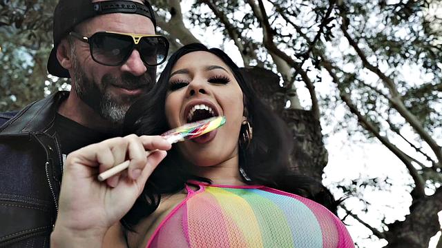 серена сантос и брюнетка трахаются втроем с игрушками и глубоким минетом