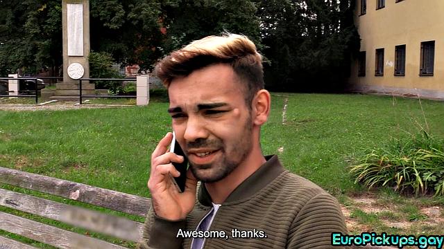 Смотри, как зрелый гей с волосатым телом получает анальный секс за деньги, всё по-настоящему и крупным планом.