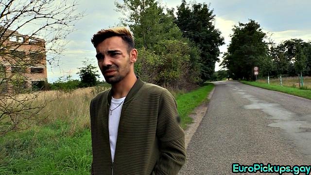 Смотри, как зрелый гей с волосатым телом получает анальный секс за деньги, всё по-настоящему и крупным планом.