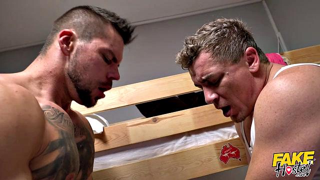 Голая соседка устроила оргию в общем хостеле, двое мужиков трахают её во все дырки и кончают на лицо