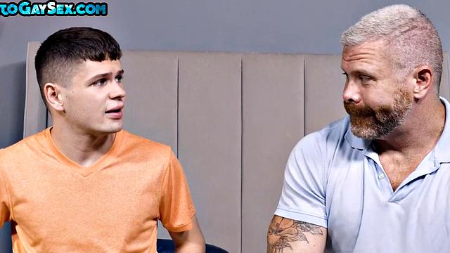 Mature muscled gaydaddy barebacks twink in ass