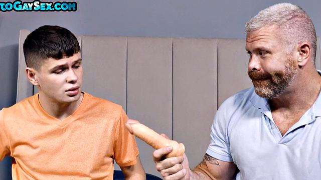 Mature muscled gaydaddy barebacks twink in ass