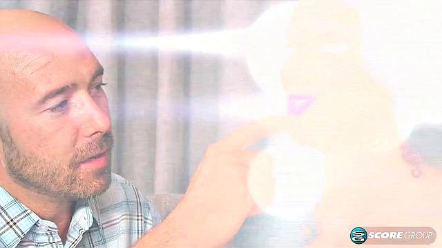 шарлотта сводит соседа с ума своими формами