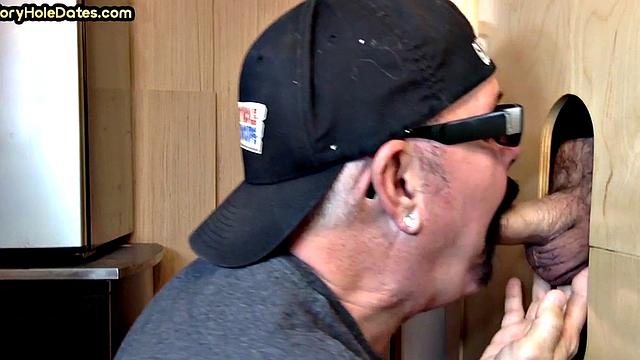 Facial-loving gloryhole DILF sucks rod in private home video