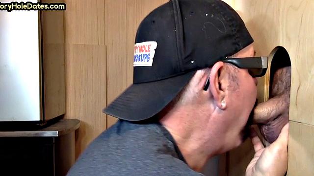 зрелый папаша у глори-хола жадно сосёт член и ловит сперму