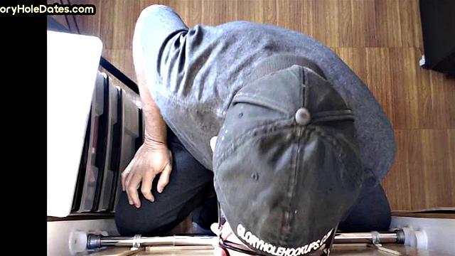 Facial-loving gloryhole DILF sucks rod in private home video