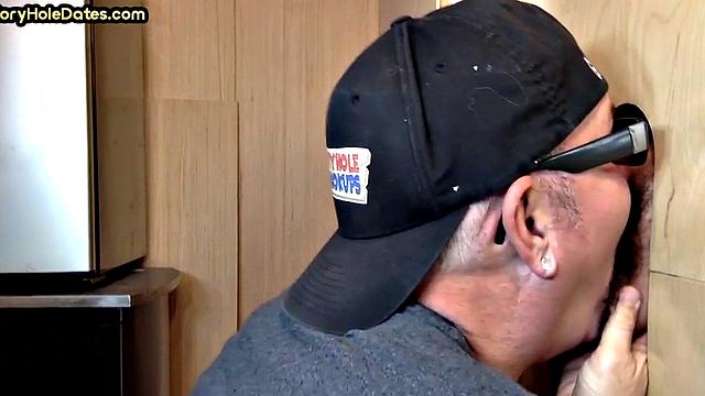 Facial-loving gloryhole DILF sucks rod in private home video