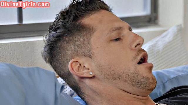 Смотри, как пышная транса получает анальный секс от парня в страстной встрече.