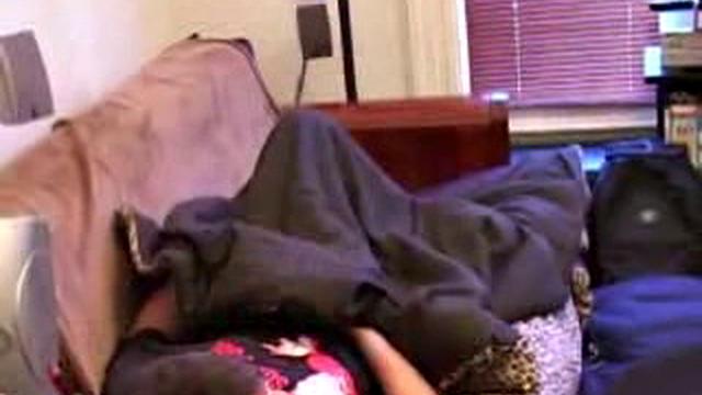 Tapher Blaze дрочит на порно и слизывает сперму с груди