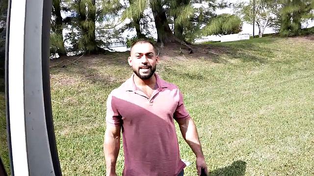 подкачанный натурал кончает в гей-фургоне на глазах у парней