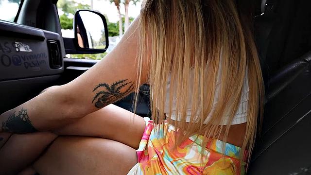 подкачанный натурал кончает в гей-фургоне на глазах у парней