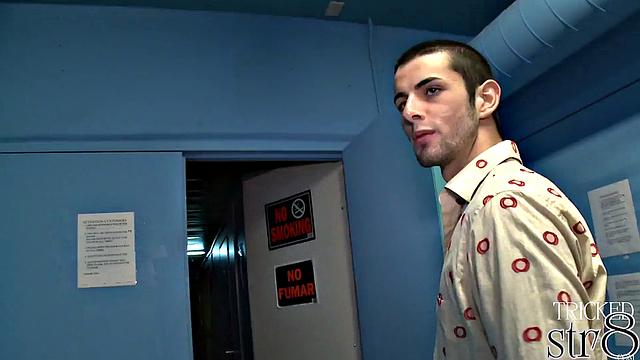 Строгий натурал пробует мужской минет в глори-холе, дальше смешнее некуда.