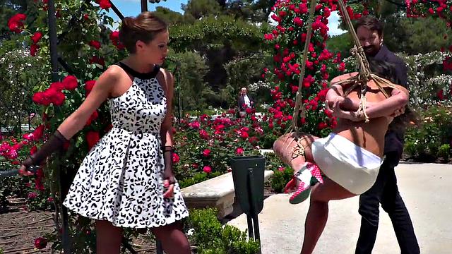 ботаночка в очках орёт под плёткой, когда два домина устраивают представление