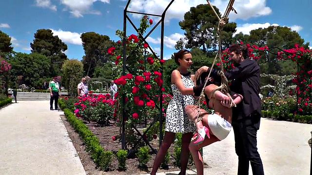 ботаночка в очках орёт под плёткой, когда два домина устраивают представление