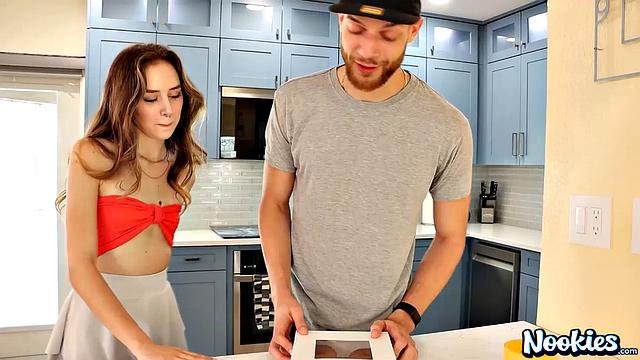 Смотри, как Дэйзи Фокс получает сперму в анал и письку прямо на камеру.