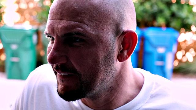 смотри, как кензи соблазняет jmac прямо после тренировки