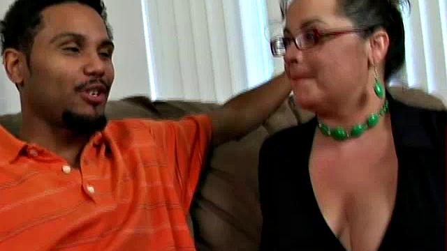 Busty BBW Shianna Has Goods