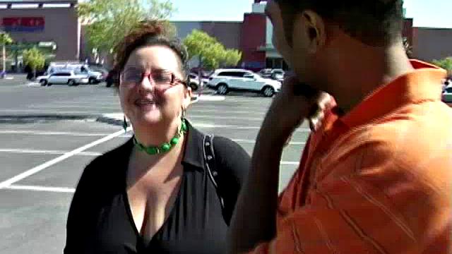 Шианна берет в рот толстый черный член дома