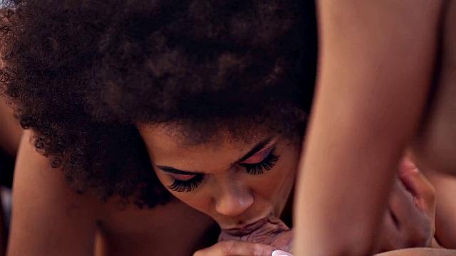 брюнетка устраивает парню жаркое трио