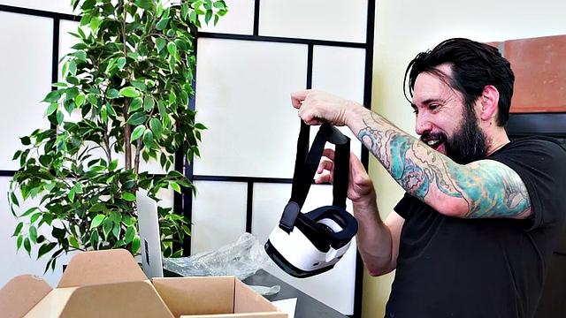 татуированная чернокожая в каблуках глубоко сосёт и получает боковой трах на диване