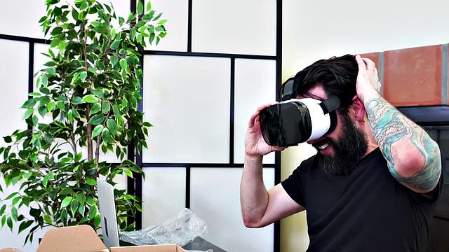 Watch this tattooed ebony babe in heels deepthroat and get her sidefucked