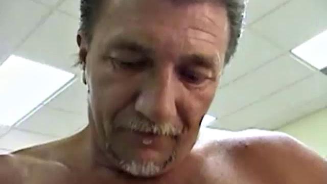 Дальнобойщик Дэйв сосёт по-взрослому и молится, чтобы сын не спалил видос