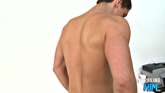 Round horny stud gets rimjob