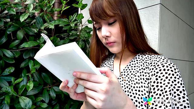 оцени, как юри тэншигао дразнит в юбке и трусиках