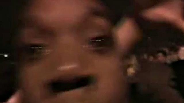 две взрослые лесбиянки трахаются пальцами на вечеринке