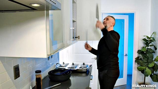 Зрелая хозяйка в белье заставляет кейтеринга лизать её киску и трахает на кухне перед вечеринкой.