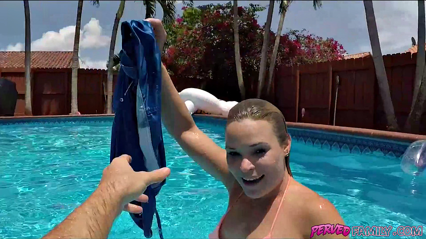 Секс с мачехой у бассейна - отдых удался