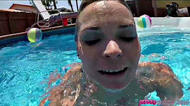 Секс с мачехой у бассейна - отдых удался
