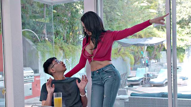 зрелая соблазнительница Рейган Фокс раскручивает Диего на жаркий секс