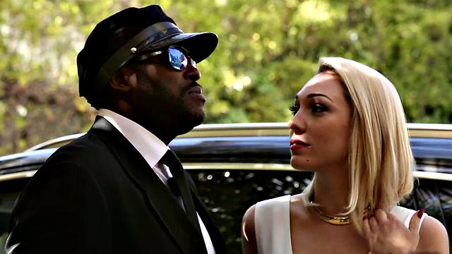 блондинка трахает водителя с большим черным хуем и ловит на лицо