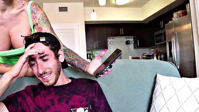 татуированная милфа выжимает из пасынка всё руками, почти как банкомат