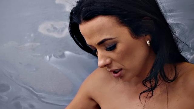 Busty milf scissoring lesbian after rubbing clit