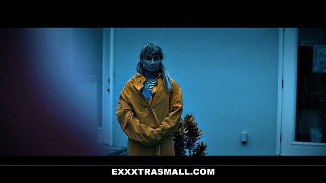 Анна выгребает по полной, даже клоун влезает в кровать