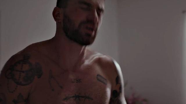 озорная транс-блондинка веселит парня минетом перед жаркой еблей