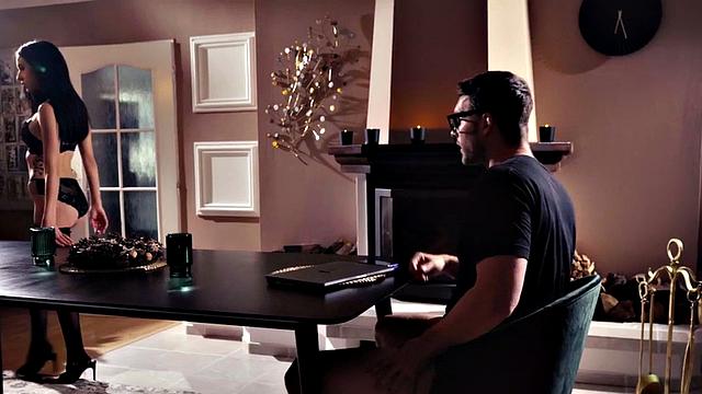 милашка в чулках: парень устроил ей развлекательный марафон