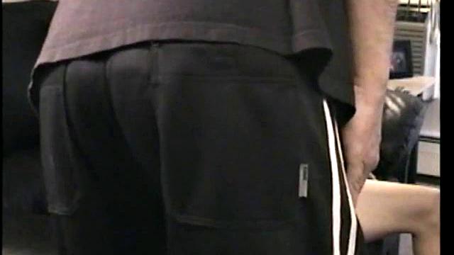 Бостонский парень с большим членом кончает на камеру в гей-сцене.