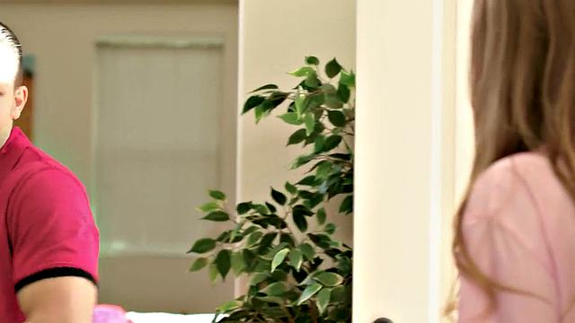 Джилл Кэссиди скользит по телу клиента, заливая его маслом и страстью