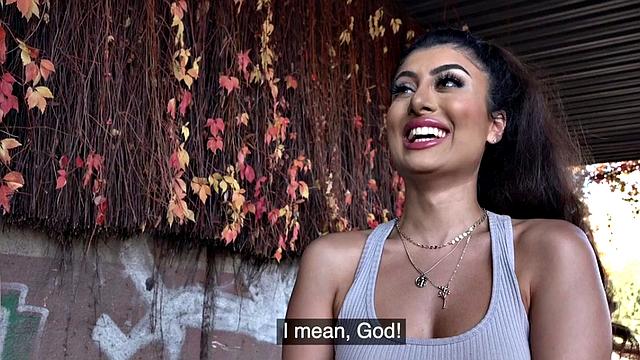 пышная брюнетка трахается на улице