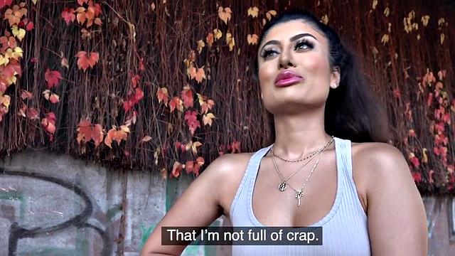 пышная брюнетка трахается на улице