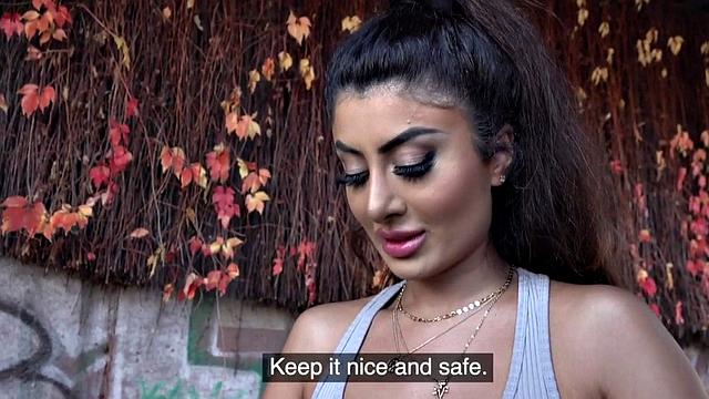 пышная брюнетка трахается на улице