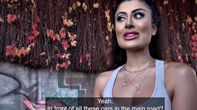 пышная брюнетка трахается на улице