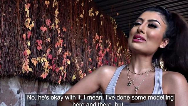 пышная брюнетка трахается на улице