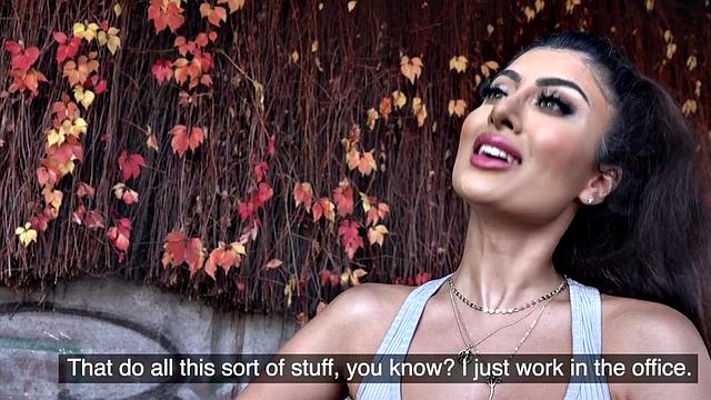 пышная брюнетка трахается на улице